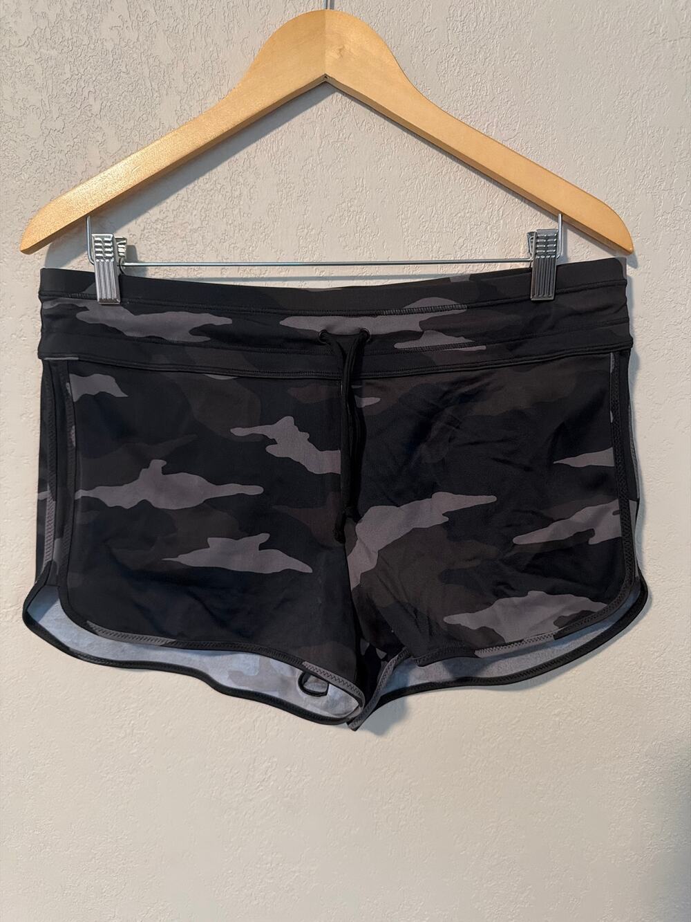 Athleta Freestyle Camo Surge Running/Athletic Shorts SZ M